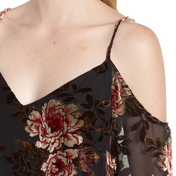 CUPCAKES AND CASHMERE Jovelyn Off the Shoulder Top - Picture 4 of 8